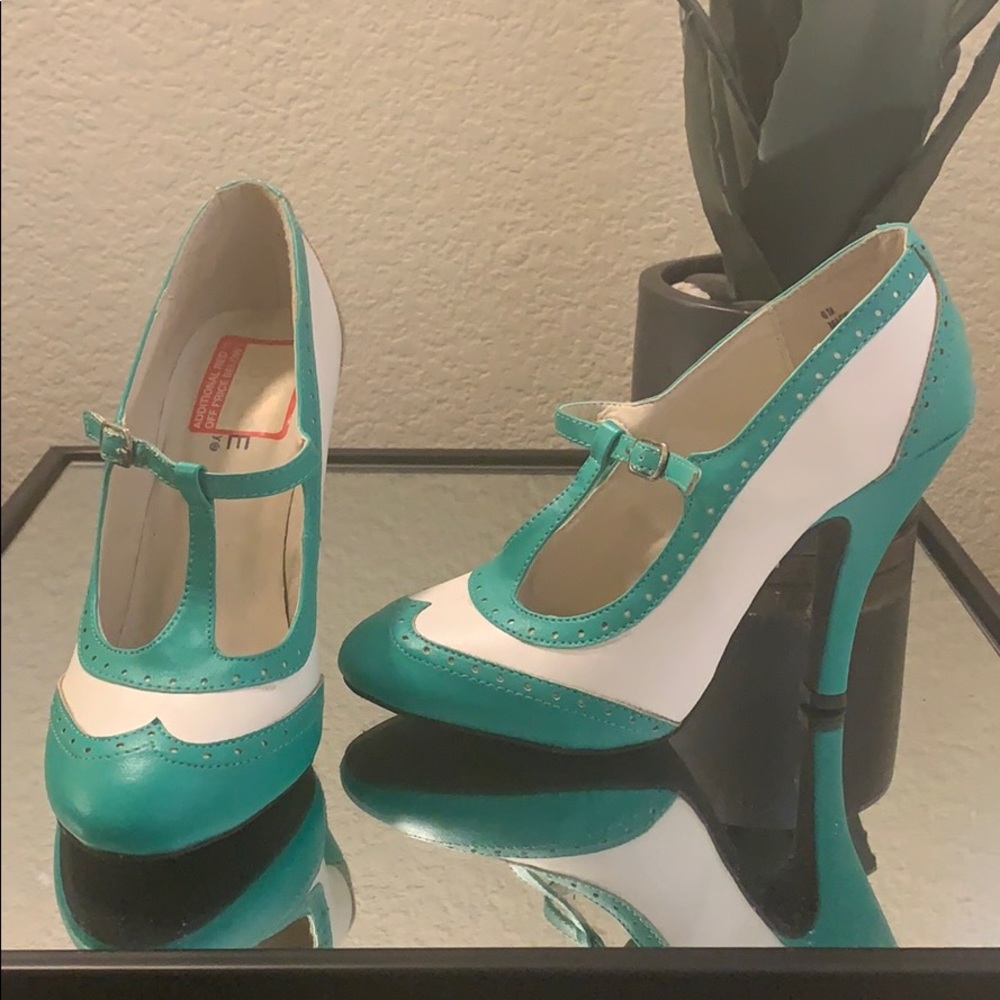 Wing tip mint pumps